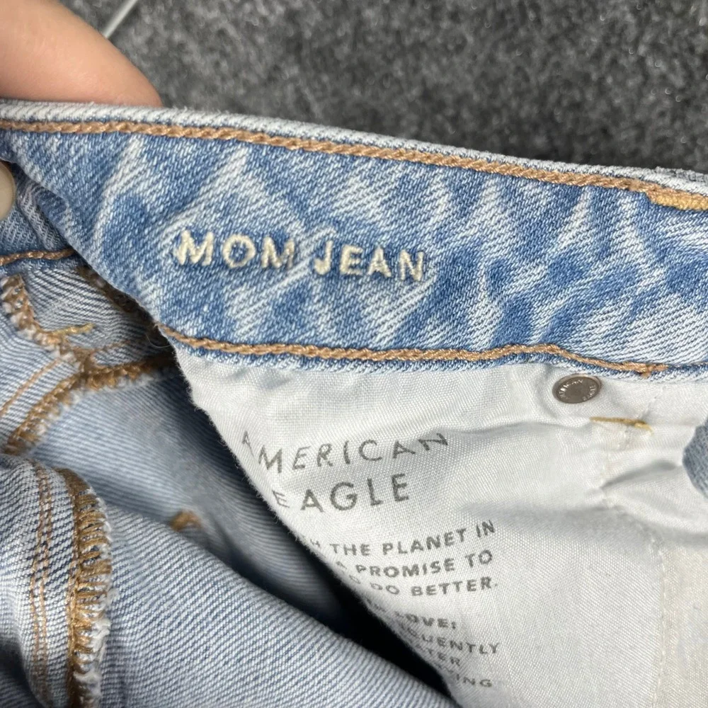 American Eagle‎ Mom Jeans Womens 4 Light Wash Blue Strigid High Rise Tapered Leg